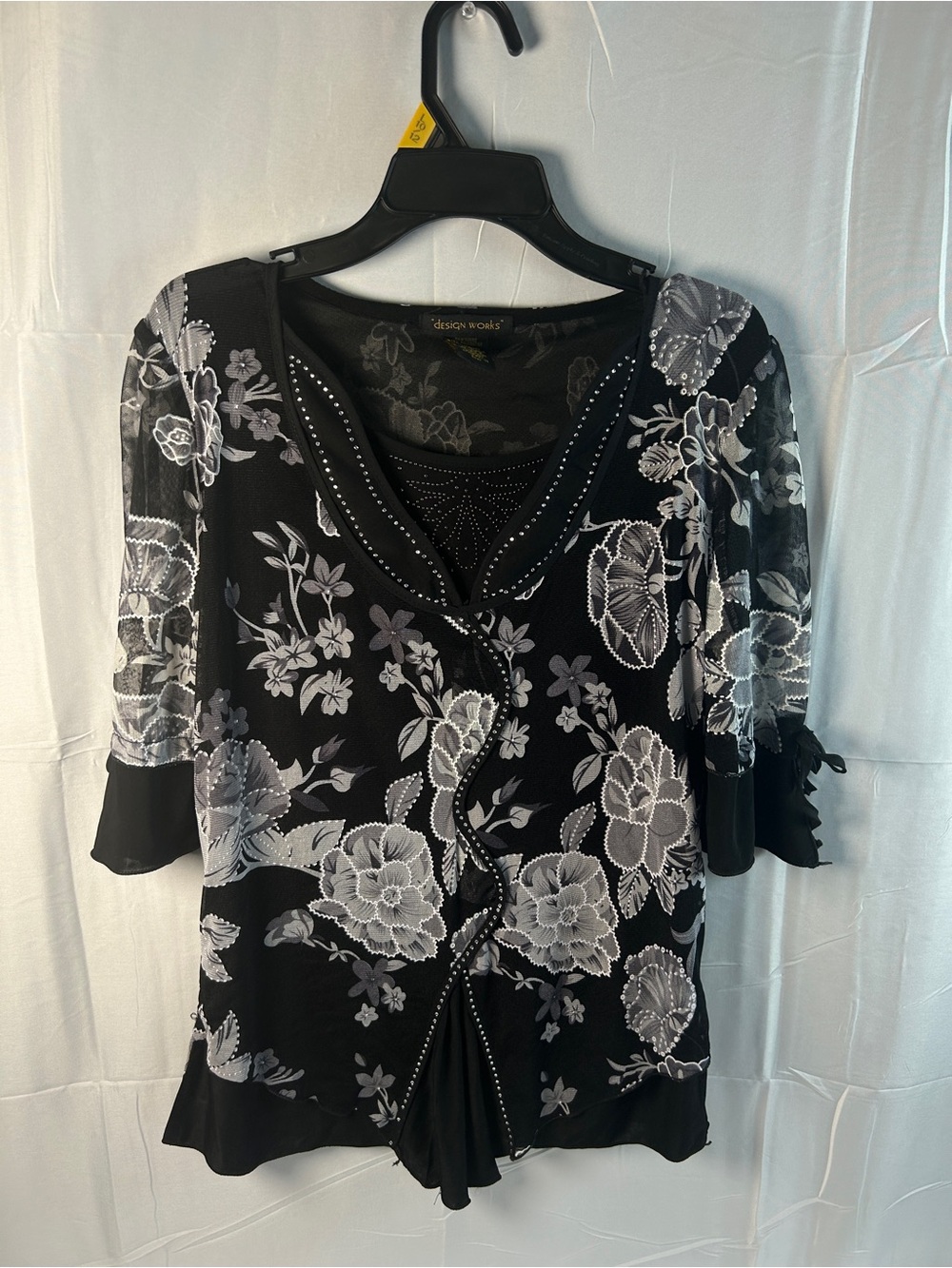 Design Works Black & White Floral V-Neck Blouse